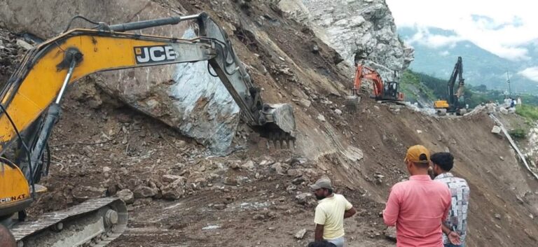 चमोली : बदरीनाथ हाईवे भनेरपानी में दो दिन से अवरुद्ध , यात्री पीपलकोटी से लौट रहे वापस