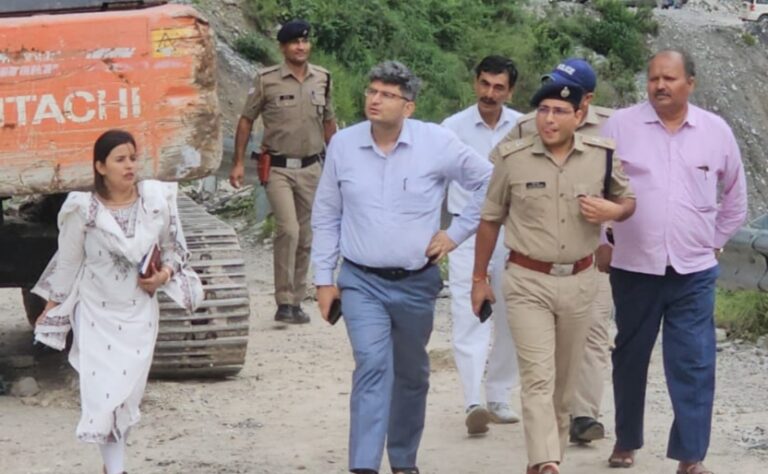 चमोली : जिलाधिकारी और पुलिस अधीक्षक ने किया भनेरपानी भूस्खलन जोन का निरीक्षण