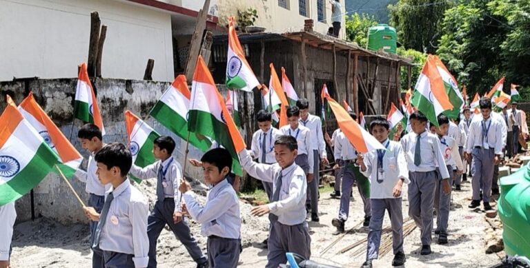 गौचर : आईटीबीपी जवानों और छात्रों ने निकाली तिरंगा रैली