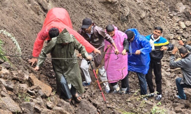 ऊखीमठ : भारी बारिश एवं भूस्खलन होने से मद्महेश्वर मार्ग बंद, तीर्थयात्रियों का किया रेस्क्यू
