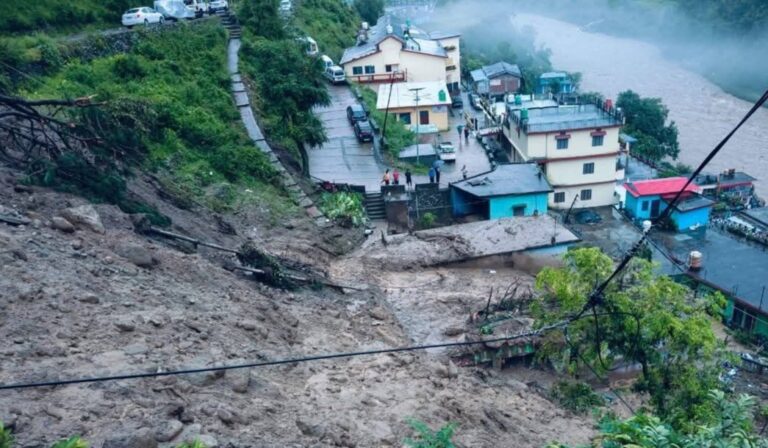 चमोली : थराली में बादल फटने से भारी तबाही, दो लोगों के मलवे में तबने की सूचना, डीएम मौके पर