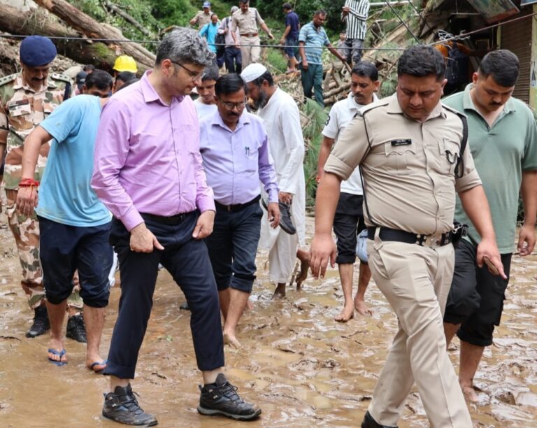 चमोली : जिलाधिकारी संदीप तिवारी ने किया आपदा प्रभावित थराली का स्थलीय निरीक्षण, स्थानीय लोगों को सुरक्षित स्थानों पर रहने की अपील की