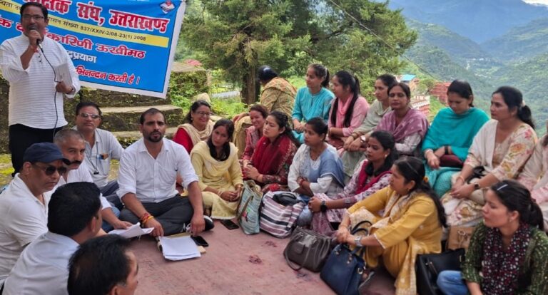 ऊखीमठ : तीन सूत्रीय मांगों को लेकर शिक्षकों ने किया धरना-प्रदर्शन