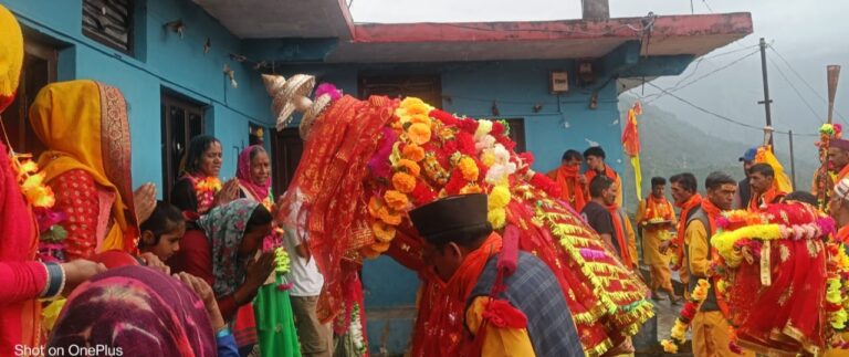 ऊखीमठ : भगवती मां चामुण्डा की दिवारा यात्रा का चौमासी में पुष्प वर्षा से स्वागत