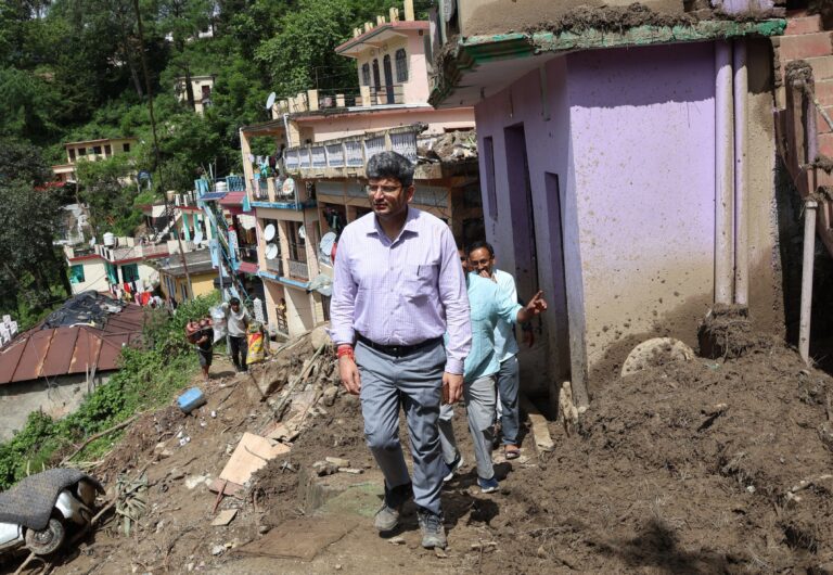 थराली : डीएम और एसपी ने थराली आपदा क्षेत्रों का किया निरीक्षण