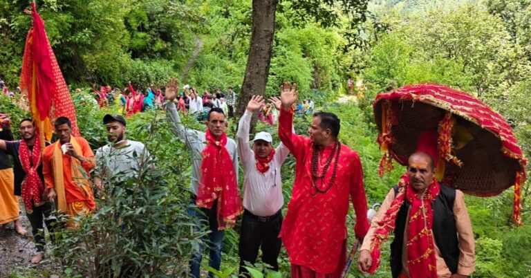 पीपलकोटी : बंड पट्टी के ग्रामीणों ने लोकगीत व जागरों से नंदा को कैलास के लिए किया विदा 