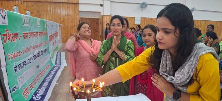 ऊखीमठ : महिलाओं को दिया चारा एवं साइलेज का प्रशिक्षण