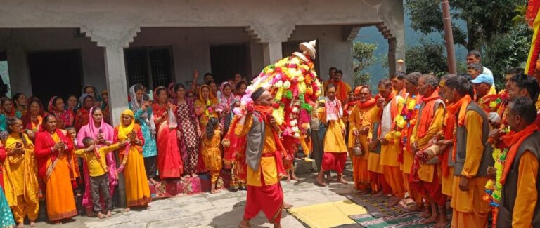 ऊखीमठ : भगवती मां चामुण्डा विभिन्न गांवों में भ्रमण कर अपने भक्तों को दे रही आशीर्वाद