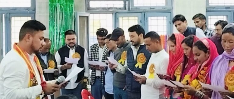 ज्योतिर्मठ : नवनिर्वाचित प्रमुख अनूप नेगी के साथ क्षेत्र पंचायत सदस्यों ने ली शपथ