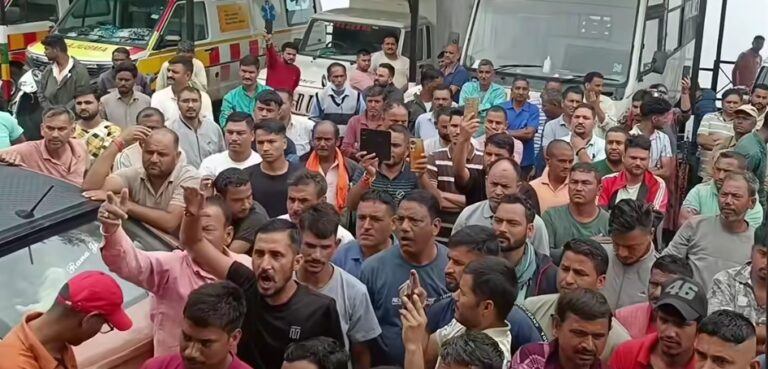 गोपेश्वर : जिला अस्पताल में प्रसव के दौरान महिला की मौत पर काटा हंगामा, जांच के आदेश