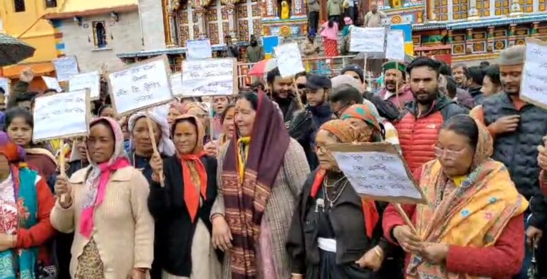 बदरीनाथ : भू-बैकुंठ धाम में मुख्यमंत्री, पर्यटन मंत्री और जिला प्रशासन के खिलाफ नारेबाजी