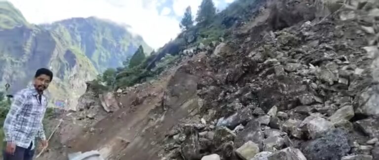पीपलकोटी : बदरीनाथ हाईवे चाडा भनीरपानी में भारी भूस्खलन होने से अवरूद्ध , हाईवे खोलने के प्रयास जारी