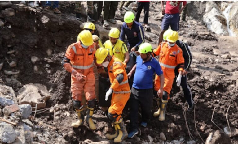 चमोली : नंदानगर आपदा में राहत बचाव कार्य युद्धस्तर पर जारी, डीएम और एसपी मौके पर डटे, सात शव बरामद, 2 लापता