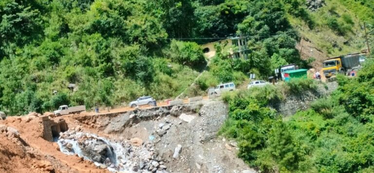 गौचर : बदरीनाथ हाईवे कमेडा में आठ घंटे से अवरुद्ध, तीर्थयात्रियों को परेशानी