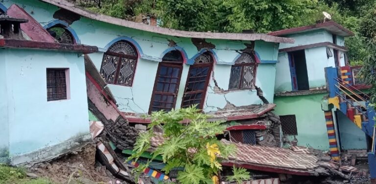 गौचर : आपदा ने छीने आशियाने, अब जिंदगी बचाने की जंग, डर के साए में कट रही रातें