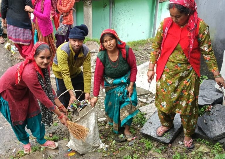 ऊखीमठ : रासी प्रधान सोनिया पंवार के नेतृत्व में स्वच्छता अभियान, पर्यावरण संरक्षण का लिया संकल्प