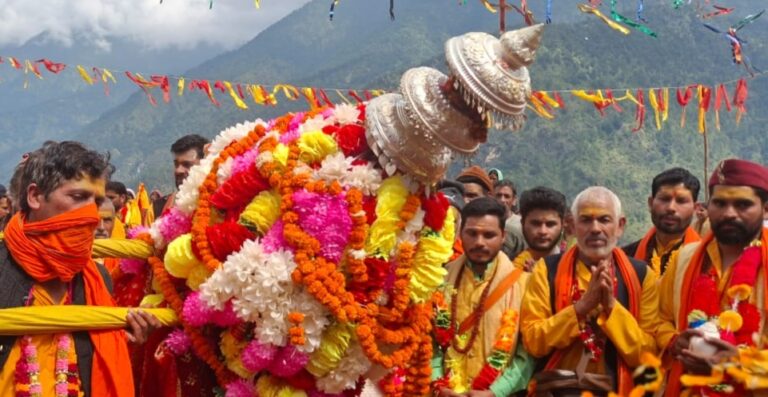 ऊखीमठ : मां चामुण्डा की उत्सव डोली जाल मल्ला पहुंचने पर श्रद्धालुओं ने किया पुष्प वर्षा से स्वागत