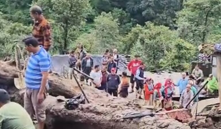 नंदानगर अपडेट : नंदानगर क्षेत्र में बादल फटने से 10 लोग लापता, राहत बचाव कार्य जारी