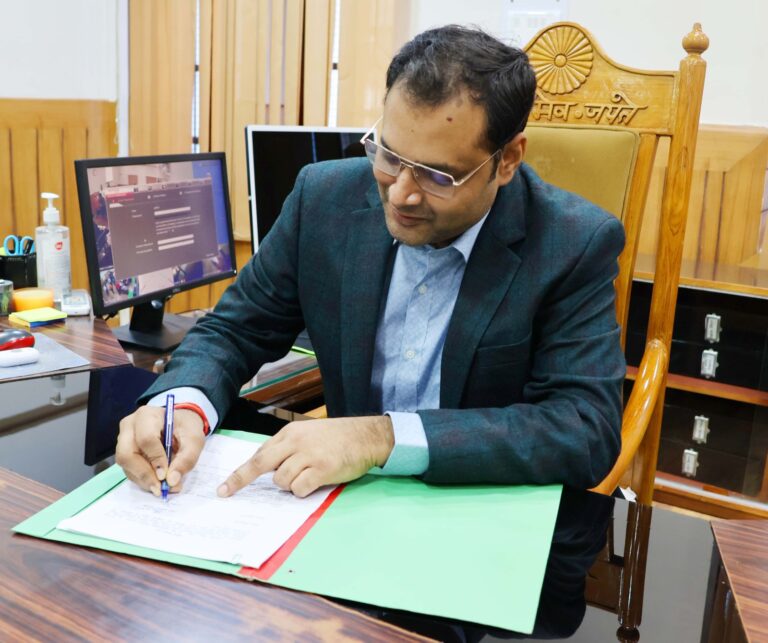 चमोली : नवनियुक्त डीएम गौरव कुमार ने संभाला कार्यभार 