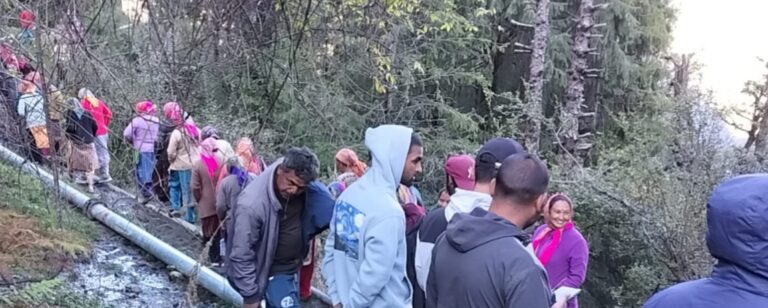 ज्योतिर्मठ : ठेकेदार ने बिना ग्रामीणों की सहमति के मुख्य पेयजल स्रोत से जोड़ दिए पाइप लाइन, आक्रोश