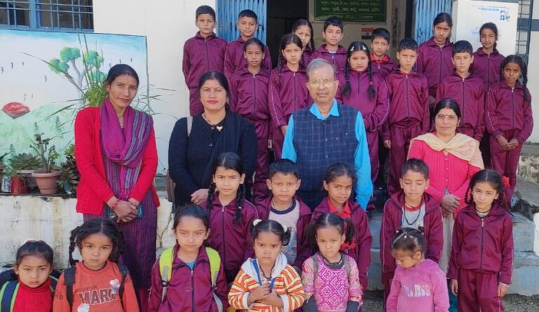 ऊखीमठ : शिक्षाधिकारी अजय कुमार ने विभिन्न विद्यालयों का किया औचक निरीक्षण