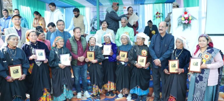 चमोली : चिपको नेत्री गौरा देवी के जन्म – शताब्दी पर डाक टिकट किया जारी