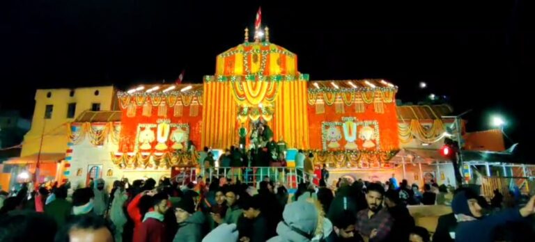 चमोली : बदरीनाथ – केदारनाथ धाम में दीपोत्सव पर्व को लेकर मंदिर फूलों से भव्य सजाया गया