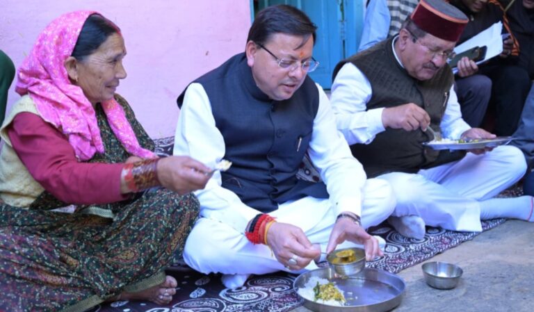 ऊखीमठ : लोकपर्व ईगास पर आपदा प्रभावितों के बीच पहुंचे सीएम धामी