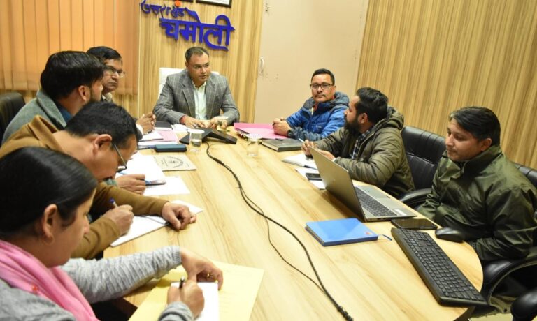 चमोली : जिलाधिकारी ने ली बदरीनाथ मास्टर प्लान की समीक्षा बैठक