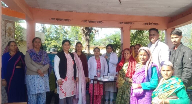 गौचर : श्रीनगर व चमोली के डाक्टरों की टीम ने रानो, बमोथ व सूगी गांवों में खुजली की जांच कर दी दवाईयां