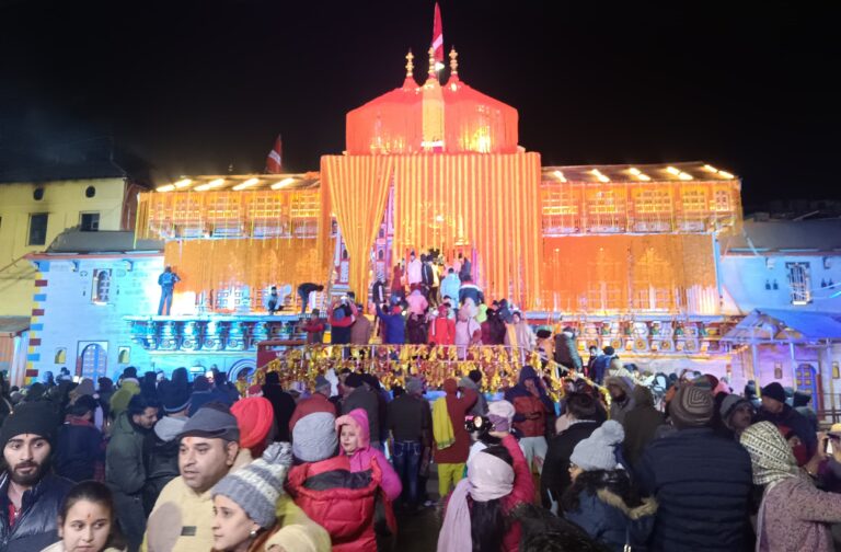 बदरीनाथ धाम : पंच पूजा के आखिरी दिन आज श्री हरि नारायण प्रभु का हुआ पुष्प श्रृंगार