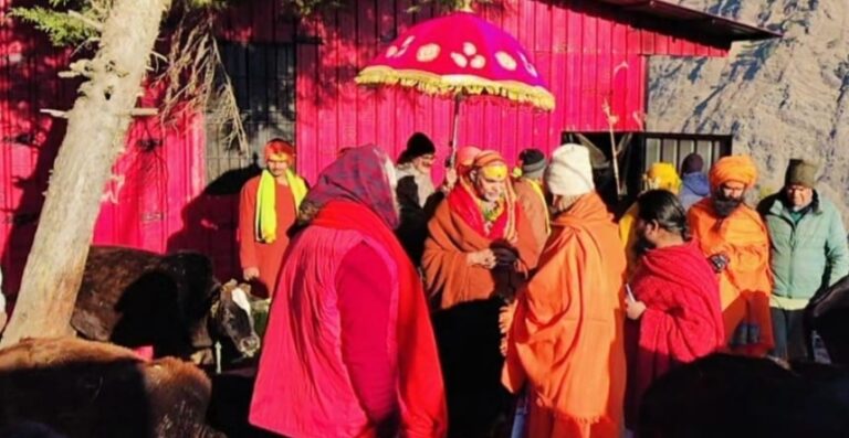 ज्योतिर्मठ : शंकराचार्य स्वामी अविमुक्तेश्वरानंद महाराज ने किया निराश्रित गौवंश गौशाला का निरीक्षण, मदद का भरोसा