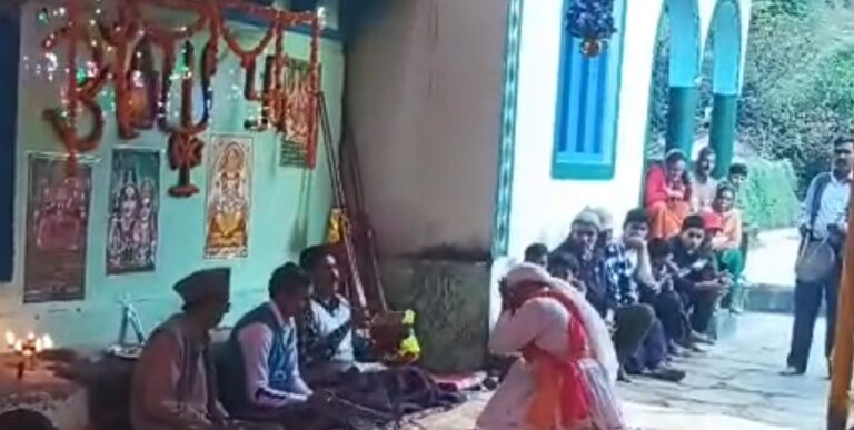 पीपलकोटी : मठ गांव में ढोल दमाऊं की थाप पर नृत्य कर रहे हैं देवता, श्रद्धालुओं की उमड़ी भीड़