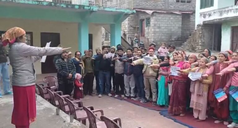 ज्योतिर्मठ : लामबगड़ पंचायत में शराब पीने पिलाने पर लगा पूर्ण प्रतिबंध, प्रधान मीना चौहान ने दिलाई शपथ