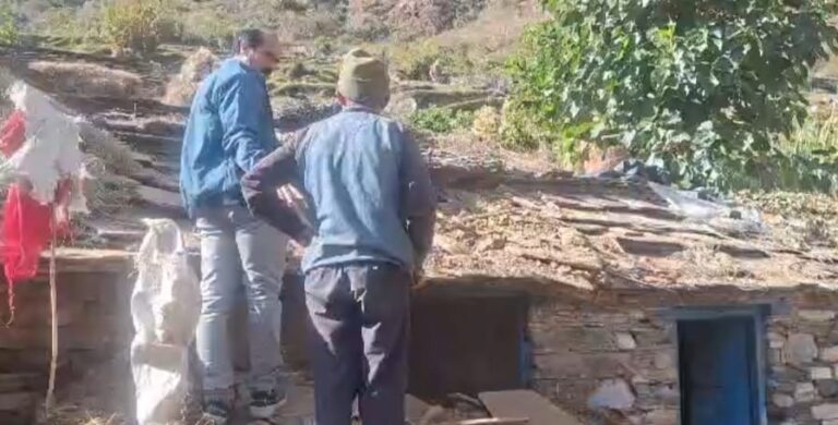 पीपलकोटी : भालू ने सुरेड़ा गांव में गौशाला तोड़कर बैल को मार डाला, अब तक क्षेत्र में तीन मवेशियों को बना चुका शिकार