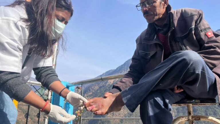 ऊखीमठ : सेवा इंटरनेशनल ने निशुल्क स्वास्थ्य शिविर में 109 ग्रामीणों का किया स्वास्थ्य परीक्षण