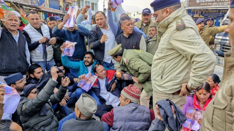 गौचर : अंकिता हत्याकांड की सीबीआई जांच की मांग को लेकर कांग्रेसियों ने किया सरकार का विरोध प्रदर्शन