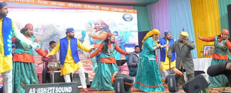 ज्योतिर्मठ : पैनखंडा महोत्सव में रेशमा शाह और दरवान नैथवाल के लोकगीतों पर थिरके दर्शक