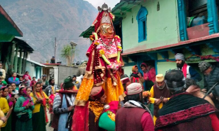 पीपलकोटी : भर्की मां कालिंका का मठ गांव के ग्रामीणों ने किया पुष्प अक्षत्रों से भव्य स्वागत