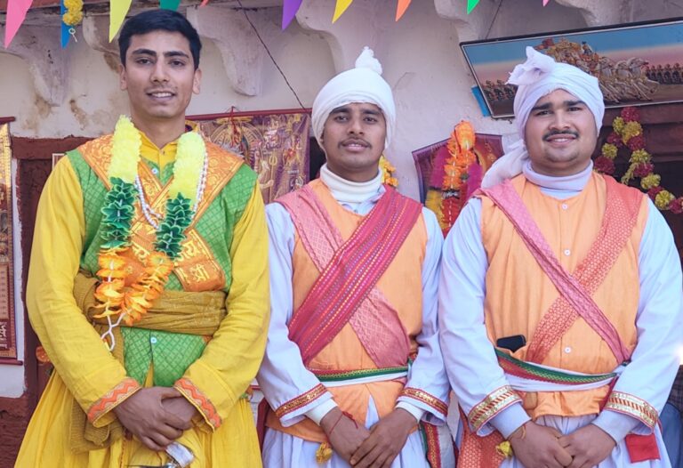 गौचर : उत्तराखंड के पहाड़ी इलाकों में पांडव नृत्य की धूम, प्रवासियों को पहुंचने से बनी रौनक