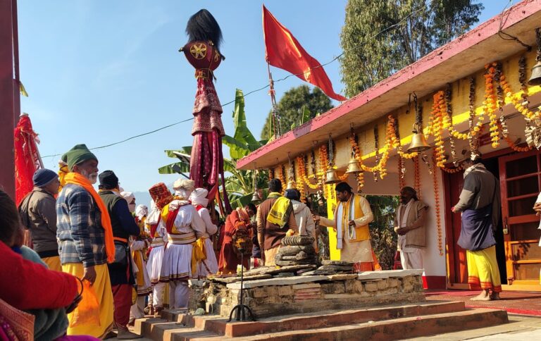 ऊखीमठ : भगवती चण्डिका ग्रामीणों की कुशलक्षेम पूछकर दे रही आशीर्वाद