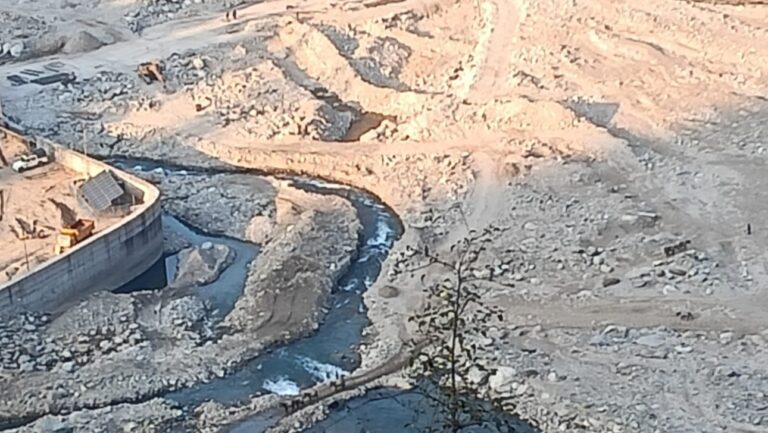 ऊखीमठ : खनन माफिया चीर रहे मधुगंगा का सीना, जिम्मेदार बने मौन, आक्रोश