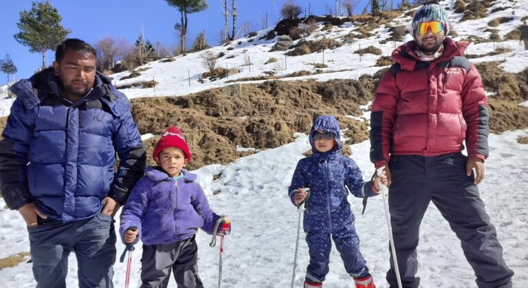 चमोली : औली में पांच वर्षीय सूर्यांश और समर के करतब देख पर्यटक भी हैरान