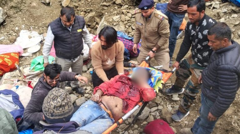 चमोली : पिकअप वाहन खाई में गिरी, पांच घायल