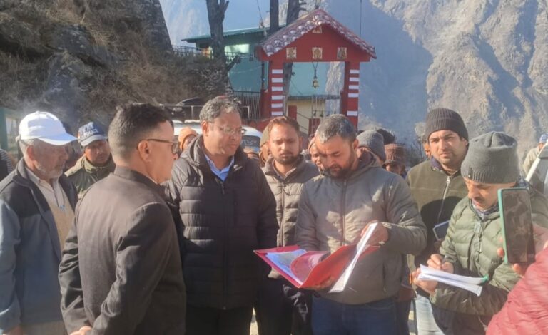 चमोली : जिलाधिकारी ने सलूड – डुंग्रा मोटर मार्ग का निरीक्षण कर विभाग को कार्य में तेजी लाने के दिए निर्देश