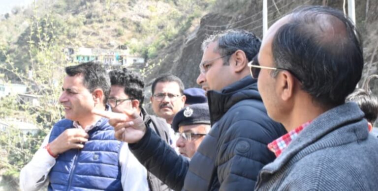 चमोली : चारधाम यात्रा तैयारियों को लेकर डीएम और एसपी ने किया बदरीनाथ हाईवे का निरीक्षण
