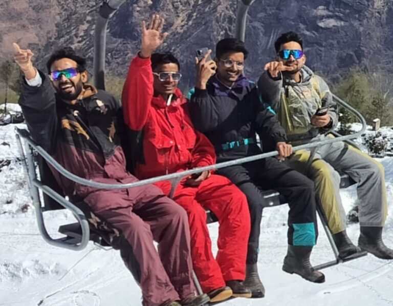 औली में पर्यटकों ने चेयर लिफ्ट से किया प्रकृति का दीदार