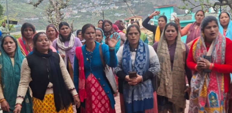 ऊखीमठ में अवैध शराब के खिलाफ महिलाओं का प्रदर्शन