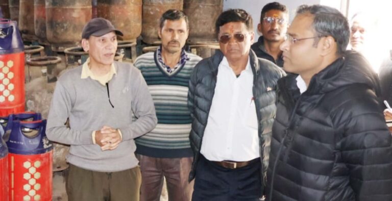 गोपेश्वर : गैस पर प्रशासन की नजर, डीएम खुद पहुंचे गोदामों तक