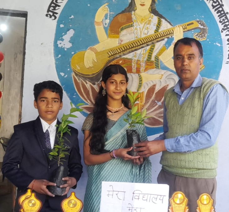 चमोली : जब शिक्षक ने बच्चों के हाथों में किताबों के साथ सौंप दी हरियाली